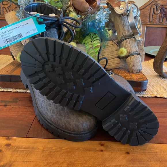 Boots - Picture 3 of 6